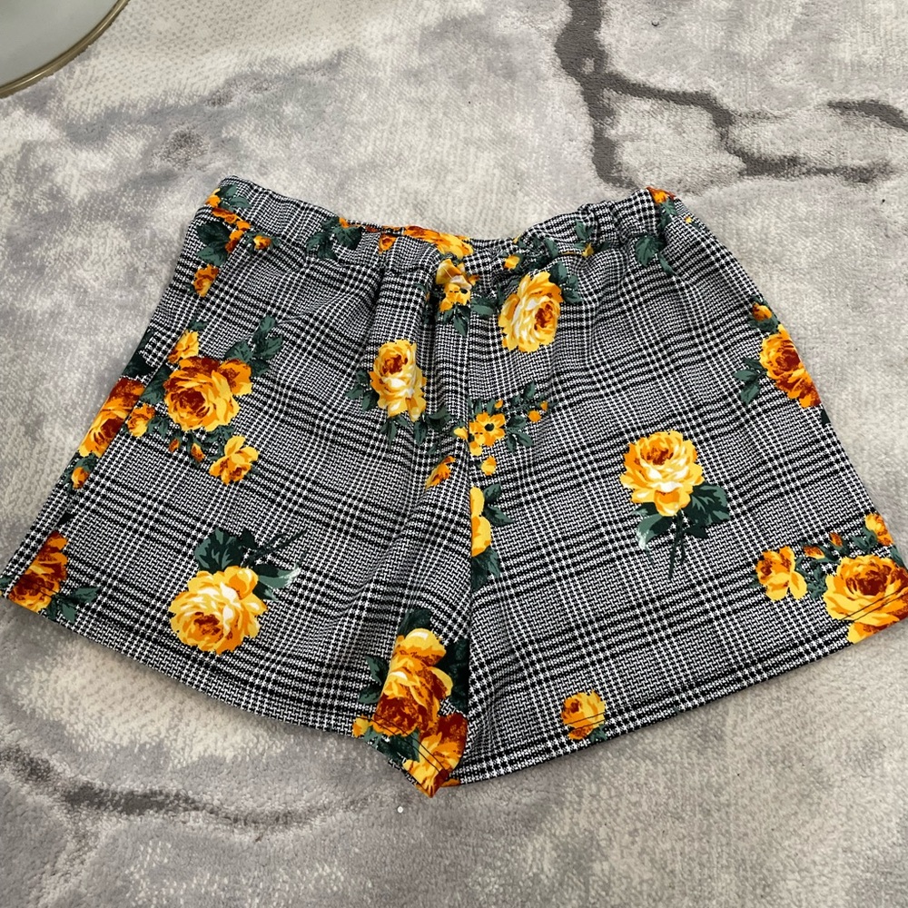 women’s floral black/white/yellow shorts size L